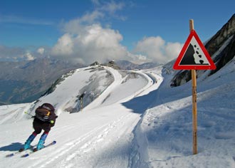 Skiier skiing down mountain at high speed