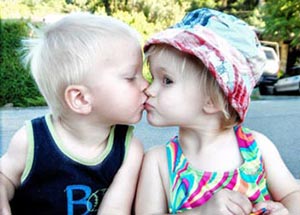 Two travelling toddlers kissing